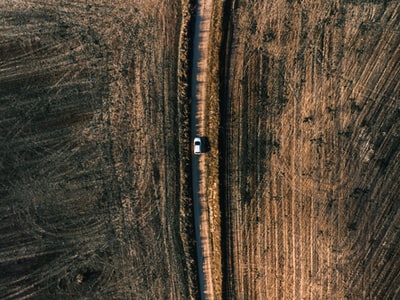 航拍中道路上的白色车辆